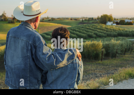 Gli agricoltori ispanica in piedi in vigna Foto Stock