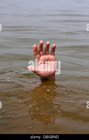 La mano di annegamento uomo attende per aiutare nel lago Foto Stock