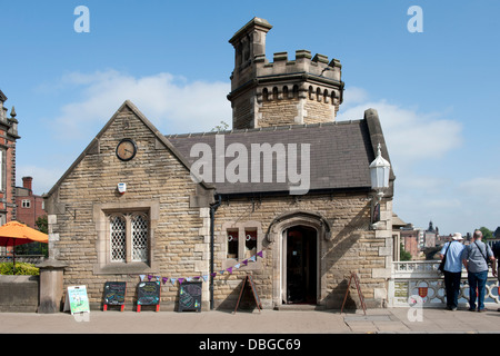 Cerchi cafe sul lato est del ponte Lendal, York, con torre Lendal dietro l'edificio Foto Stock