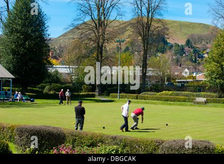 Persone a giocare a bocce in Church Stretton con la lunga Mynd in background, Shropshire, Inghilterra Foto Stock