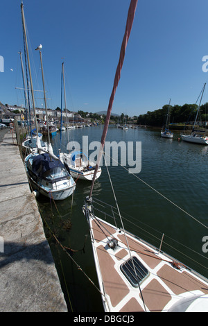 Città di Caernarfon, Galles. Vista pittoresca delle imbarcazioni da diporto ormeggiato sul fiume Seiont vicino a Caernarfon Castle. Foto Stock