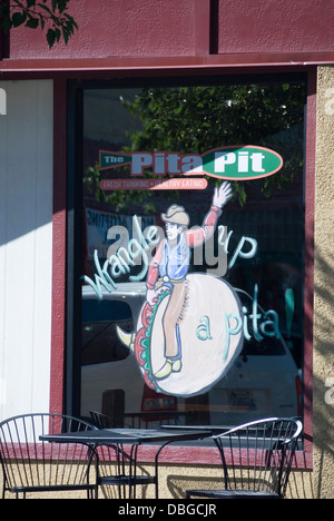 Disputare una pita : comic cowboy annuncio sulla finestra del Pita Pit, Ellensburg, Kittitas County, Washington WA, Stati Uniti d'America Foto Stock