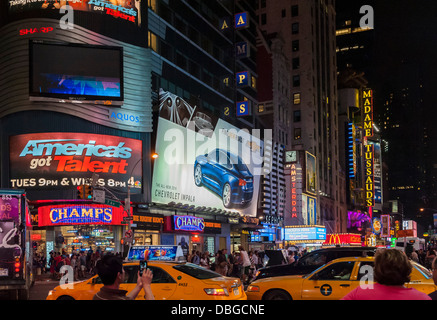 Times Square con taxi, New York City di notte Foto Stock