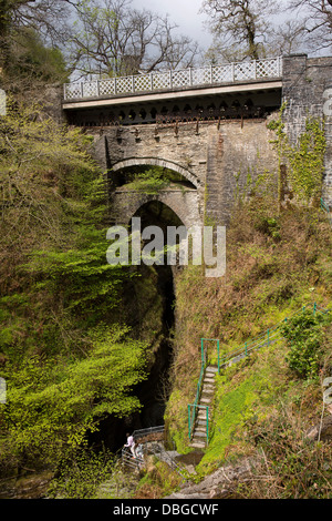 Regno Unito, Galles Ceredigion, Ponte del Diavolo, i visitatori a riverside punto di visualizzazione per vedere tre ponti Foto Stock
