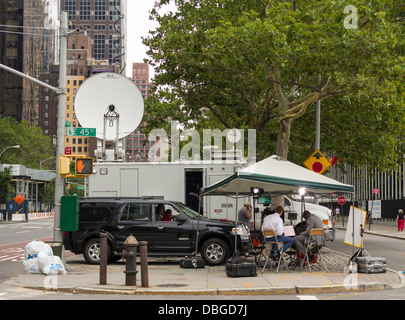 Al di fuori di un gruppo di trasmissione a lavorare nella città di New York Foto Stock