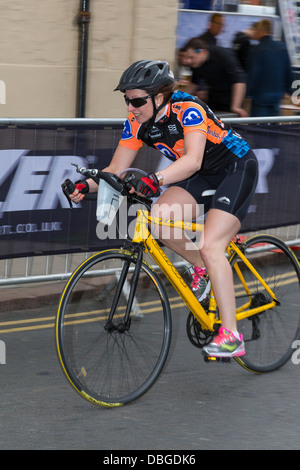 Road racing ciclista al 2013 Aylsham Pearl Izumi Tour evento serie, Norfolk, Regno Unito Foto Stock