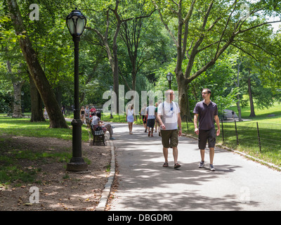 Central Park New York - persone che camminano in estate, New York City Foto Stock