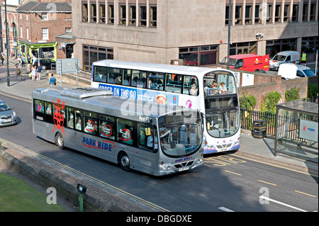 Due autobus in Station Road, York, Regno Unito Foto Stock