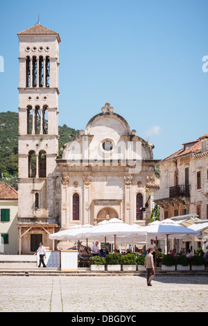 Il Duomo di Santo Stefano e Torre Campanaria in Hvar Town Square. Questa piazza è il più grande in Dalmazia Foto Stock