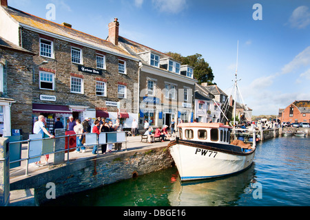 Barca Fishiing accanto al molo nel porto di Padstow Foto Stock