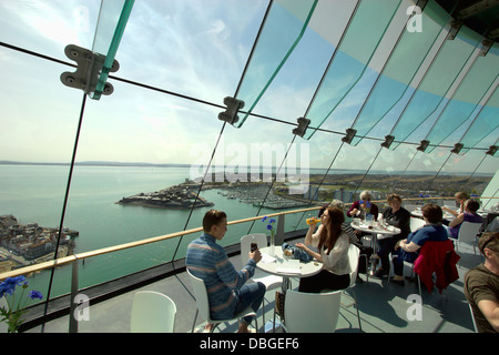 Cafe nelle nuvole, Spinnaker Tower, Gunwharf Quay, Portsmouth, Hampshire, Regno Unito Foto Stock