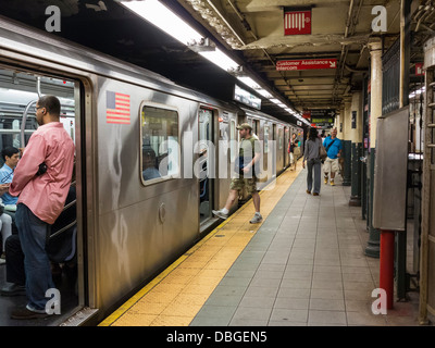 New York City la stazione della metropolitana di piattaforma e treno Foto Stock