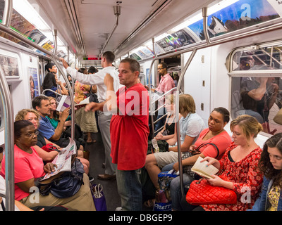 New York alla Metropolitana - Persone in un affollato treno sulla città di New York New York alla metropolitana in ora di punta. Foto Stock