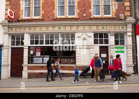 Regno Unito, Galles Ceredigion, Aberystwyth, grande Darkgate Street, Edwardian Post Office con 1901 segno mosaico Foto Stock