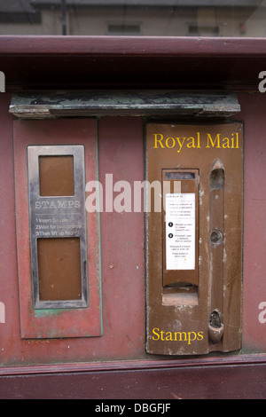 Regno Unito, Galles Ceredigion, Aberystwyth, grande Darkgate Street, ufficio postale timbro di vecchie macchine di erogazione Foto Stock