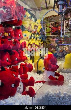 Sala giochi con gru artiglio macchine di gioco piena di colorati giocattoli al parco di divertimenti di viaggio / viaggi fiera del divertimento Foto Stock