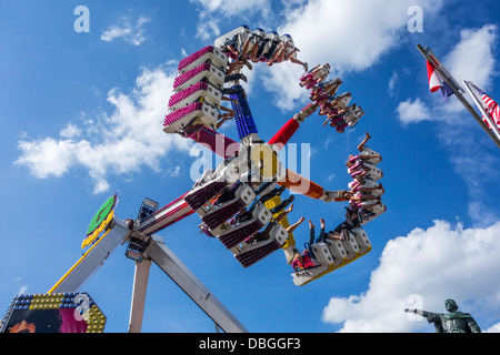 Emozionato thrillseekers / brivido divertirsi sulla fiera di attrazione forza G al parco di divertimenti di viaggio / viaggi fair Foto Stock