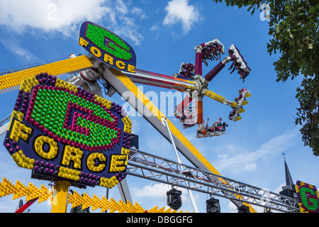 Emozionato thrillseekers / brivido divertirsi sulla fiera di attrazione forza G al parco di divertimenti di viaggio / viaggi fair Foto Stock