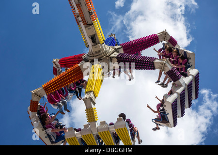 Emozionato thrillseekers / brivido divertirsi sulla fiera di attrazione forza G al parco di divertimenti di viaggio / viaggi fair Foto Stock