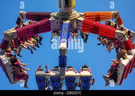 Emozionato thrillseekers / brivido divertirsi sulla fiera di attrazione forza G al parco di divertimenti di viaggio / viaggi fiera del divertimento Foto Stock