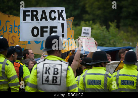 Balcombe, UK. Il 30 luglio, 2013. Liquori rimase elevato come i manifestanti a Balcombe continuare a protestare e a ostacolare i camion di entrare nel sito fracking nel West Sussex, Regno Unito. La perforazione in corrispondenza del sito inizierà presto il rig è in via di completamento sotto licenza dalla società energetica, Cuadrilla. Credito: Lee Thomas/Alamy Live News Foto Stock