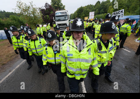 Balcombe, UK. Il 30 luglio, 2013. Liquori rimase elevato come i manifestanti a Balcombe continuare a protestare e a ostacolare i camion di entrare nel sito fracking nel West Sussex, Regno Unito. La perforazione in corrispondenza del sito inizierà presto il rig è in via di completamento sotto licenza dalla società energetica, Cuadrilla. Credito: Lee Thomas/Alamy Live News Foto Stock