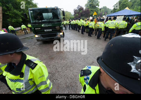 Balcombe, UK. Il 30 luglio, 2013. Liquori rimase elevato come i manifestanti a Balcombe continuare a protestare e a ostacolare i camion di entrare nel sito fracking nel West Sussex, Regno Unito. La perforazione in corrispondenza del sito inizierà presto il rig è in via di completamento sotto licenza dalla società energetica, Cuadrilla. Credito: Lee Thomas/Alamy Live News Foto Stock