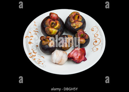 Mangosteen sulla piastra, isolata. Foto Stock