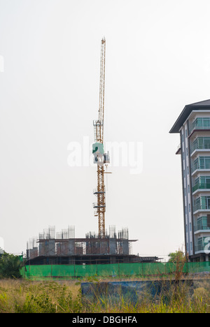Yellow Crane con incompiuta Costruzione dell'edificio. Foto Stock