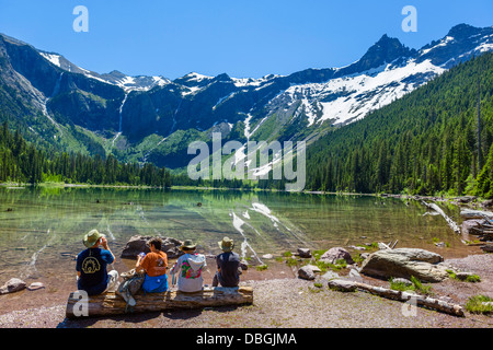 Walkers avente un picnic sulle rive del lago di valanghe, Avalanche Lago Trail, il Parco Nazionale di Glacier, Montana, USA Foto Stock