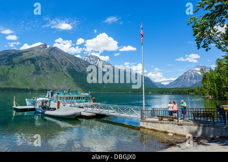 Nave da crociera al molo di attracco al di fuori di Lake McDonald Lodge, Lago McDonald, il Parco Nazionale di Glacier, Montana, USA Foto Stock