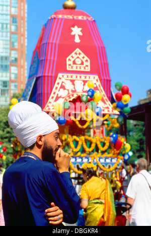 Hare Krishna sfilata di carri e Festival dell India, Vancouver, BC, British Columbia, Canada - devoti a piedi con galleggiante Foto Stock