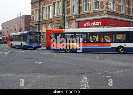 Stagecoach autobus trasformando in Fawcett Street, Sunderland. Foto Stock