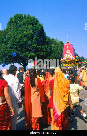 Hare Krishna sfilata di carri e Festival dell India, Vancouver, BC, British Columbia, Canada - devoti a piedi con galleggiante Foto Stock