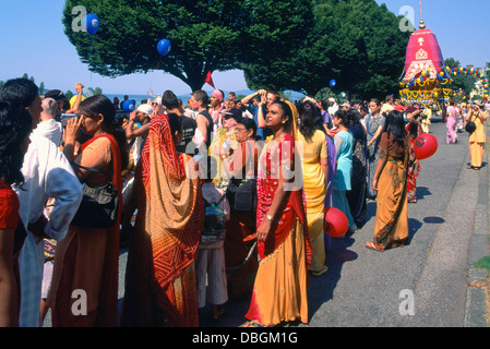 Hare Krishna sfilata di carri e Festival dell India, Vancouver, BC, British Columbia, Canada - devoti a piedi con galleggiante Foto Stock