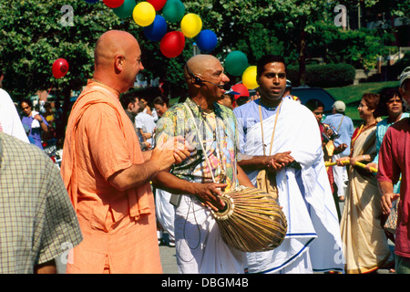 I devoti cantano Hare Krishna a carro da parata e Festival dell India, Vancouver, BC, British Columbia, Canada Foto Stock