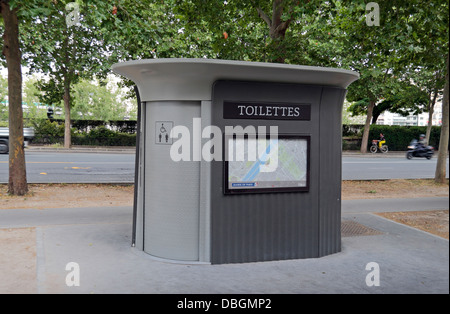 Un sistema automatico di wc pubblico a Parigi, Francia. Foto Stock