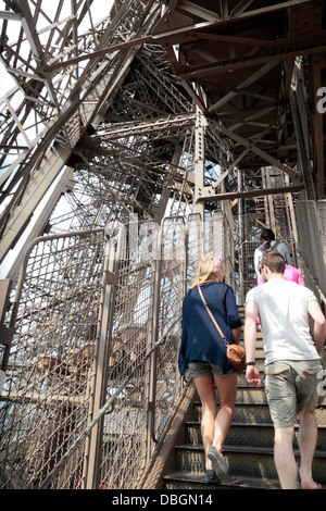 Il visitatore scale e vista generale dell'opera di carpenteria metallica della Torre Eiffel, Paris, Francia. Foto Stock