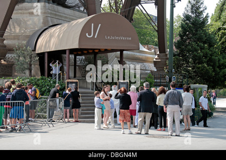 Code di persone in attesa di entrare nel Jules Verne ristorante della Torre Eiffel, Paris, Francia. Foto Stock