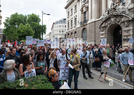 Londra, Regno Unito. Il 30 luglio, 2013. Centinaia di dimostrare al di fuori del Vecchio Bailey a Londra contro il governo la proposta di tagli per assistenza legale nel Regno Unito. Ampie modifiche alle legislazioni esistenti sono state discusse in seno alla Camera dei Comuni nel mese di giugno, 2013. Credito: Lee Thomas/Alamy Live News Foto Stock