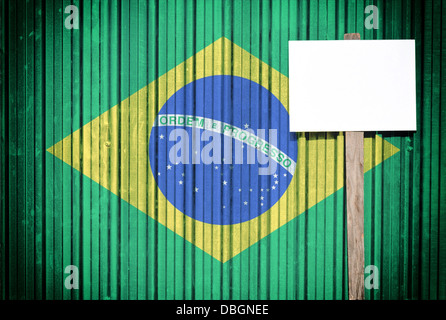 Bandiera Brasile sul metallo lo sfondo con la scheda vuota Foto Stock