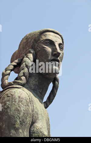 Close up dettaglio del volto di Victoire da Émile Antoine Bourdelle situato dietro al Musee D'Orsay, Parigi, Francia. Foto Stock