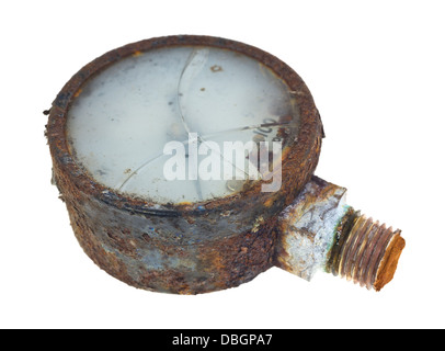 Un vecchio manometro dell'acqua che ha un vetro rotto la piastra frontale e la scatola arrugginita su uno sfondo bianco. Foto Stock