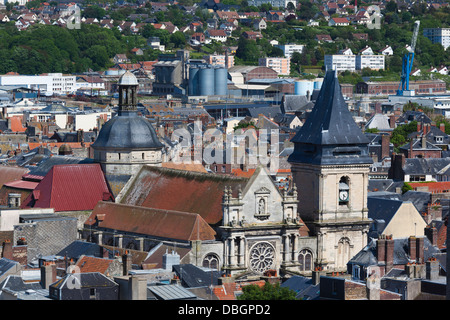 Francia, Normandia, Dieppe, elevati vista città con Eglise St-Remy chiesa. Foto Stock