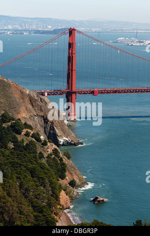 Torre del Ponte Golden Gate e di tutta la baia di San Francisco a Oakland incorniciata da alte scogliere in una giornata di sole Foto Stock