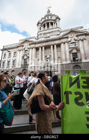 Londra, Regno Unito. Il 30 luglio, 2013. Centinaia di dimostrare al di fuori del Vecchio Bailey a Londra contro il governo la proposta di tagli per assistenza legale nel Regno Unito. Ampie modifiche alle legislazioni esistenti sono state discusse in seno alla Camera dei Comuni nel mese di giugno, 2013. Credito: Lee Thomas/Alamy Live News Foto Stock