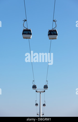 Funivia sul cielo azzurro sfondo, nel quartiere Expo, Lisbona, Portogallo Foto Stock