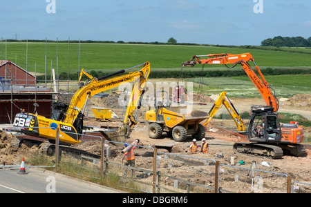 Impianto di pesanti macchinari per la preparazione di terreni per edilizia residenziale station wagon, Grantham, Lincolnshire Foto Stock