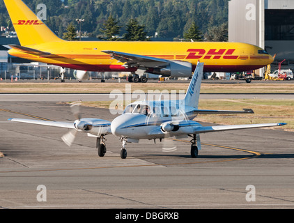 Aria KD Piper PA-31-310 Navajo (C-GPCA) aereo taxi al terminal sud Dall'Aeroporto Internazionale di Vancouver, Canada. Foto Stock