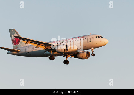 Un Air Canada Airbus A319-114 (C-GAQX) jetliner airborne con ruote verso il basso per l'atterraggio all'Aeroporto Internazionale di Vancouver Foto Stock